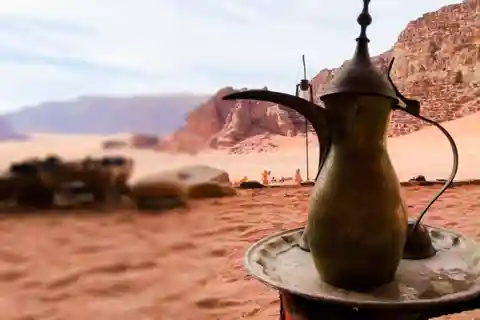 WADI RUM: TOUR DI MEZZA GIORNATA IN JEEP con spuntino e confezione regalo