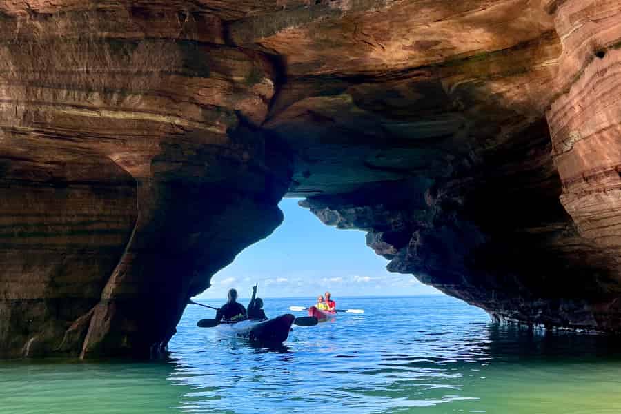 Meyers Beach: Kajak-Tour zu den Meereshöhlen der Apostle Islands. Foto: GetYourGuide Meyers Beach: Kajak-Tour zu den Meereshöhlen der Apostle Islands. Foto: GetYourGuide