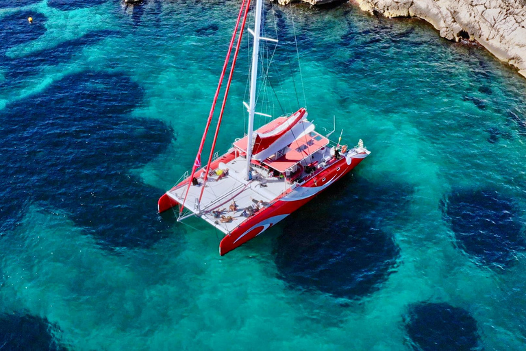 Marsiglia: Crociera in catamarano Calanques con pranzo e vino