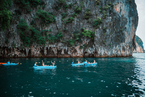 Phuket: James Bond i zatoka Phang Nga luksusowym jachtem o zachodzie słońcaSpotkanie przy molo (opłata za wstęp do parku narodowego wliczona w cenę)