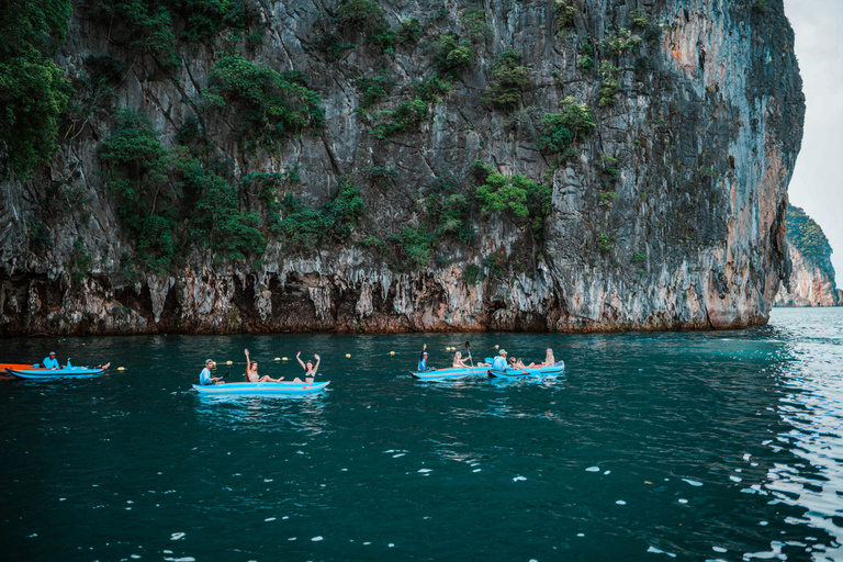 Phuket: James Bond i zatoka Phang Nga luksusowym jachtem o zachodzie słońcaSpotkanie przy molo (opłata za wstęp do parku narodowego wliczona w cenę)