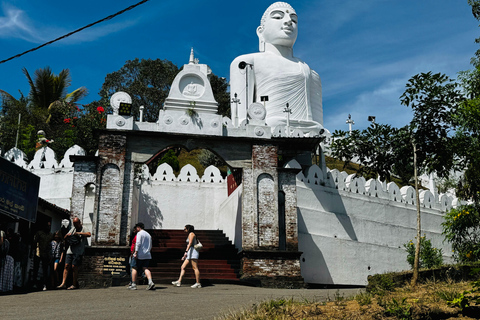 Tuk-Tuk Tales of Kandy: A Sensory City Tour with Local Guide A Sensory Kandy City Tour by Car Van with Local Guide
