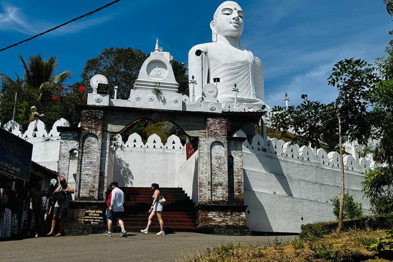 Tuk-Tuk Tales of Kandy: A Sensory City Tour with Local Guide A Sensory Kandy City Tour by Car Van with Local Guide