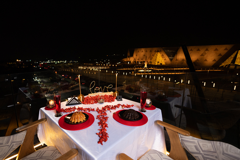 El Cairo: Cena con vistas al Gran Museo Egipcio y las Pirámides