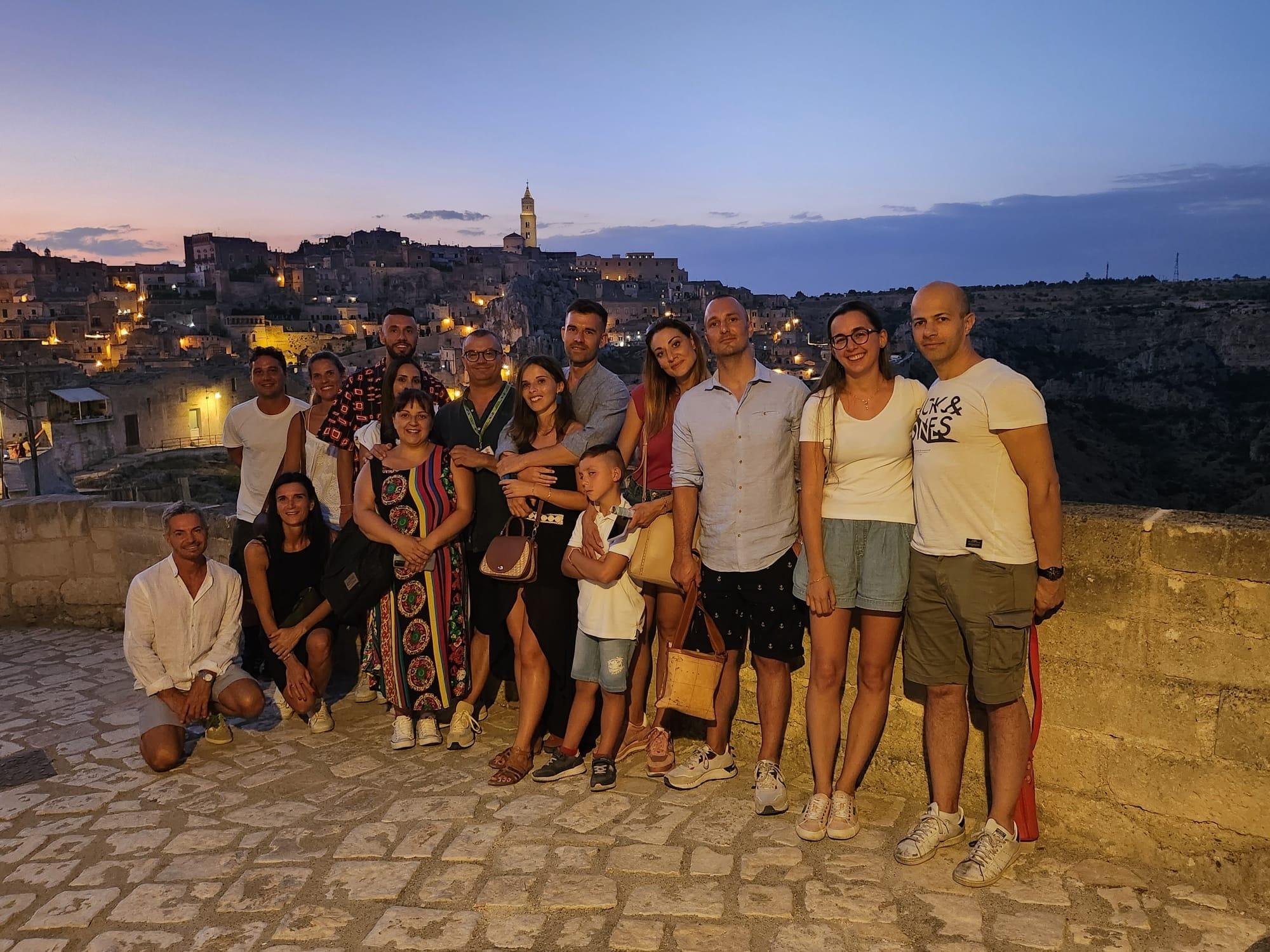 Matera bei Nacht lingua italiana.Casa Grotta e Chiesa incluse