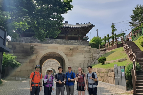 Seoul: Bukaksan Mountain Summit and History Hiking Tour Chinese Guide