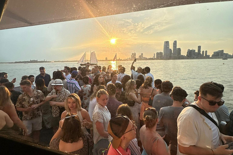NYC Sunset, Music &amp; Statue of Liberty Sightseeing CruiseZonsondergang in NYC, muziek en rondvaart langs het Vrijheidsbeeld