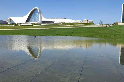 Baku: Night Panoramic Group Tour with Flame Towers