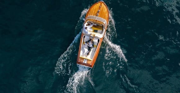 Lake Como: Private Vintage Boat Tour with Prosecco and Villa