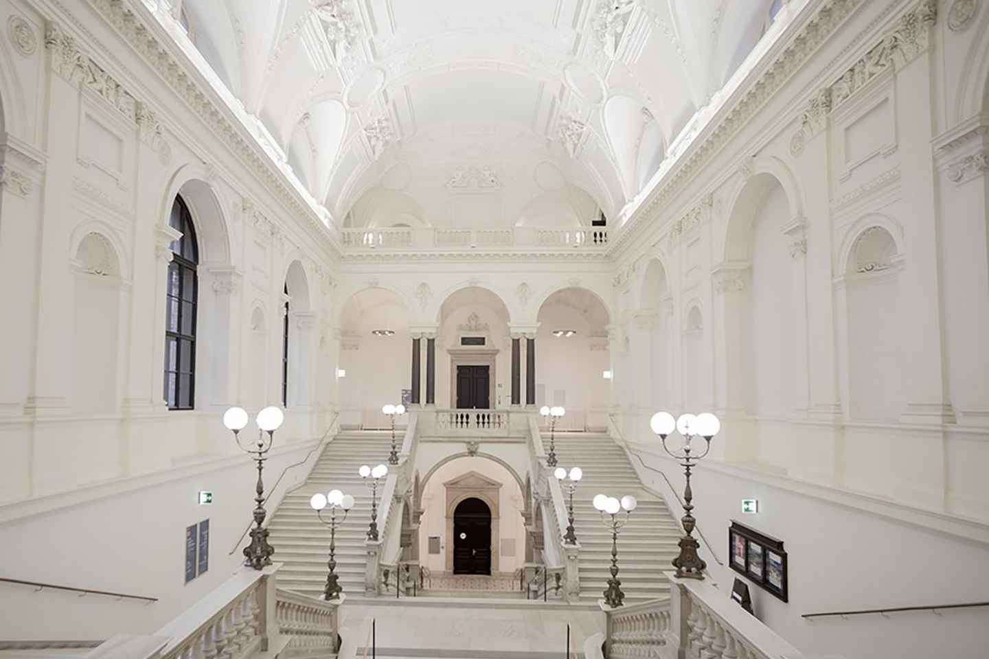 VIENA DE NOCHE: Tour Fotográfico de los Edificios Más Hermosos