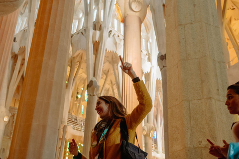 Barcelona: Sagrada Familia Guided Tour with Tower Access