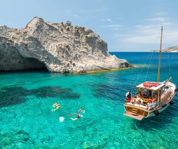Semiprivate kaiki cruise to Antiparos & Despotiko with lunch