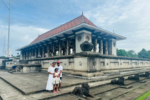 Colombo: Private City Tour with Driver and Car Colombo: Private City Tour with Driver and Van