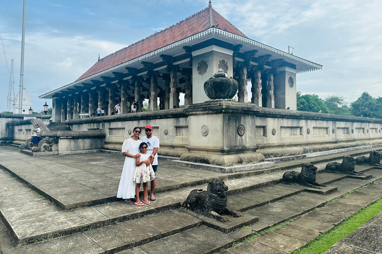 Colombo: Private City Tour with Driver and Car Colombo: Private City Tour with Driver and Van