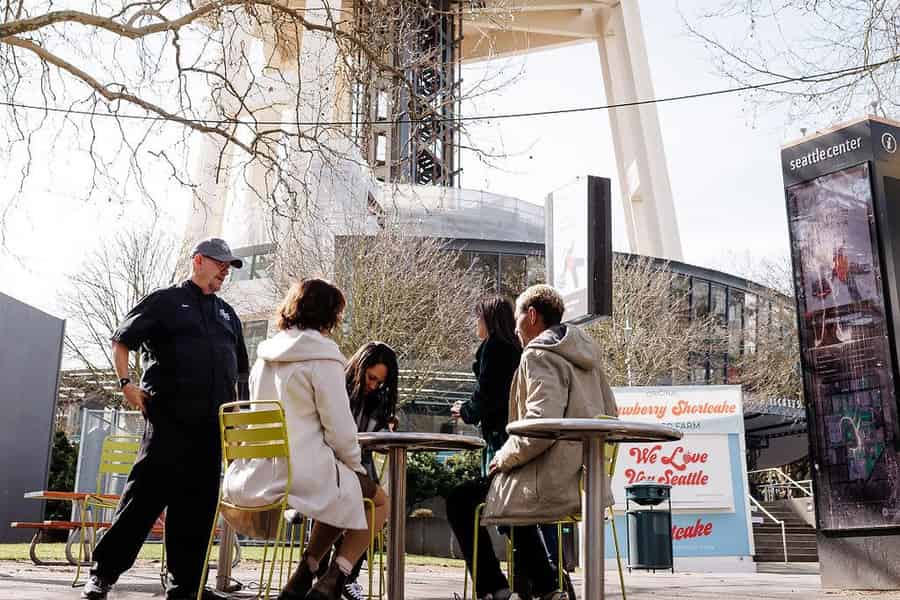 Noshes in der Space Needle: Das ultimative Seattle-Erlebnis in Sachen Essen und Kultur. Foto: GetYourGuide Noshes in der Space Needle: Das ultimative Seattle-Erlebnis in Sachen Essen und Kultur. Foto: GetYourGuide