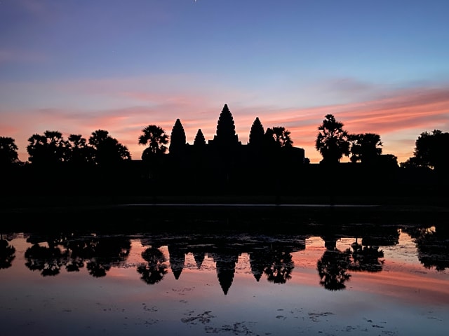 Sunrise Guided Tour of Major Angkor Temples and Banteay Srei