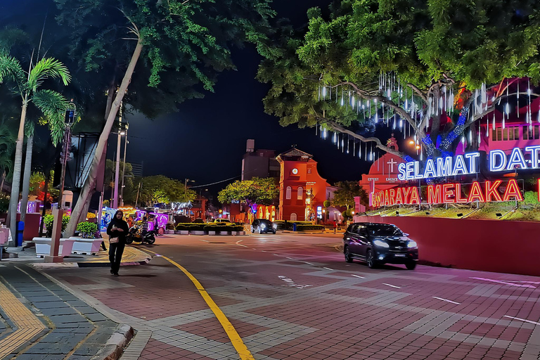Da Kuala Lumpur: tour serale di Malacca con crociera sul fiumeTour condiviso con servizio di prelievo in hotel