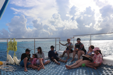 Cancún: Crucero en catamarán por Isla Mujeres con snorkel