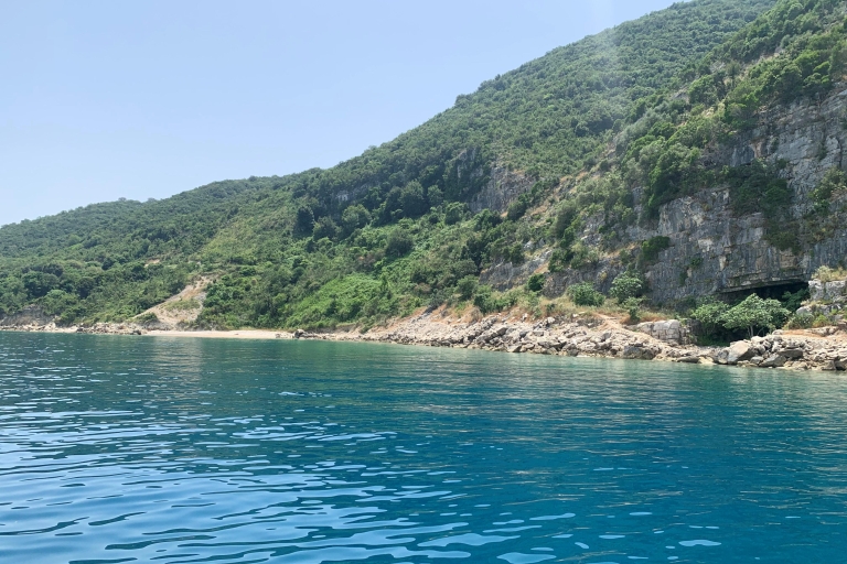 Desde Durres: Excursión en barco a la península de Karaburun y la isla de SazanExcursión en lancha rápida a la isla de Sazan y Karaburun desde Vlora