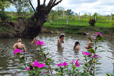 جولة قرية الهبوط الأولى وبركة الطين في الينابيع الساخنة