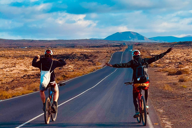 Fuerteventura: Corralejo Town & Sand Dunes Guided Bike Tour