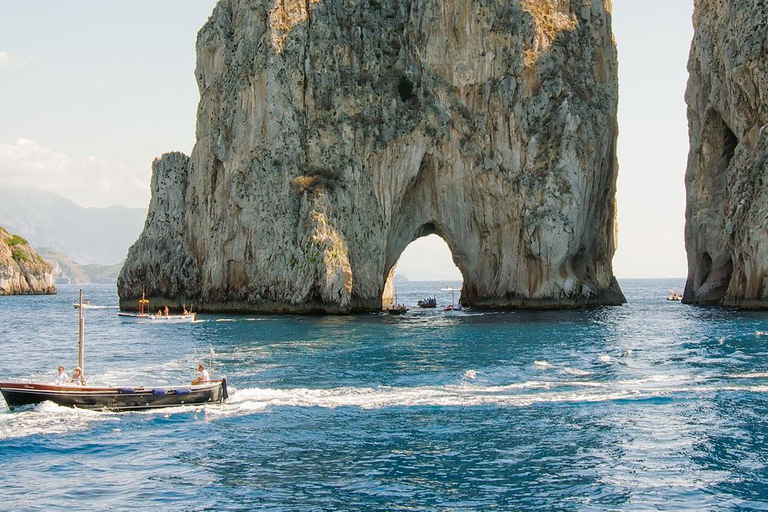 Depuis Naples : Visite guidée complète de Capri en bateau et en bus