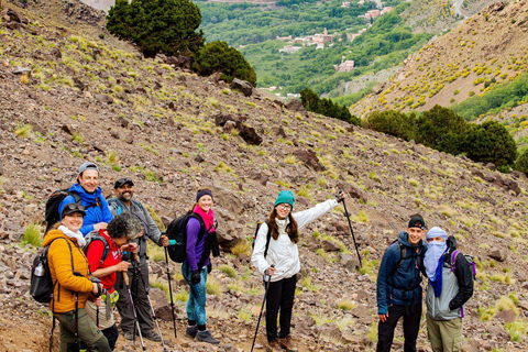 Marrakesh: Caminhada de 2 dias no Monte Toubkal com 1 noite de hospedagem e refeiçõesEscalada de 2 dias no Monte Toubkal