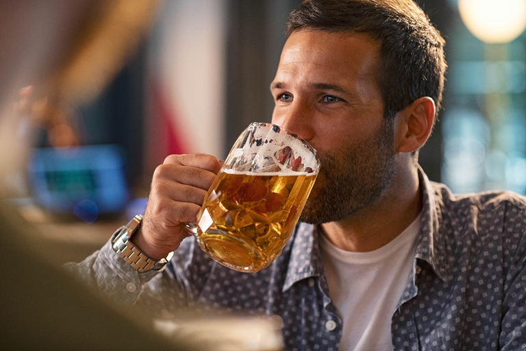 Prague : Croisière à la bière dans l'après-midi avec boissons gratuitesPrague : Croisière à la bière sur la Vltava