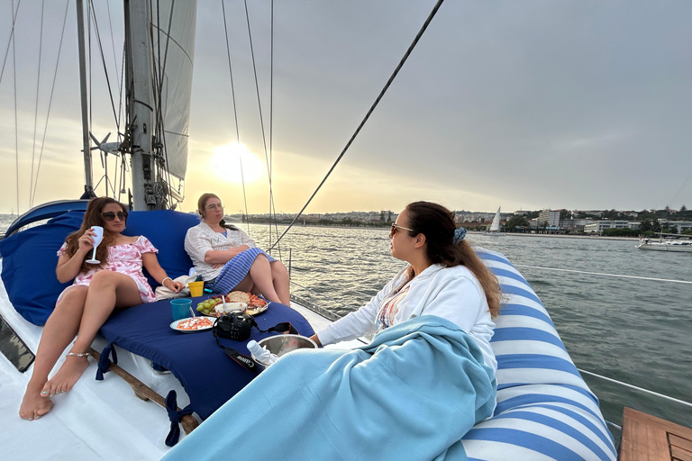 Ekskluzywny rejs o zachodzie słońca z lokalnym winem i portugalskimi przekąskamiPrywatna wycieczka dla grupy 2/3 godziny rejsem o zachodzie słońca z przekąskami i drinkiem po