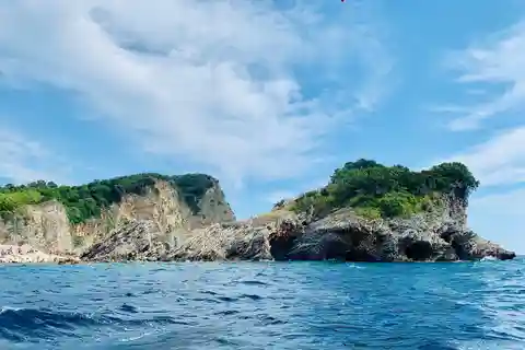 沿岸アドベンチャー: 青の洞窟と岩の女王のボートツアー