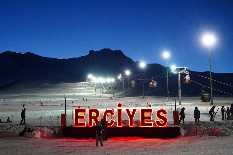 Kappadokien: Berg Erciyes Skifahren und Snowboarden TourTransfer, Mittagessen, gesamte Ausrüstung und 1-stündige Skistunde