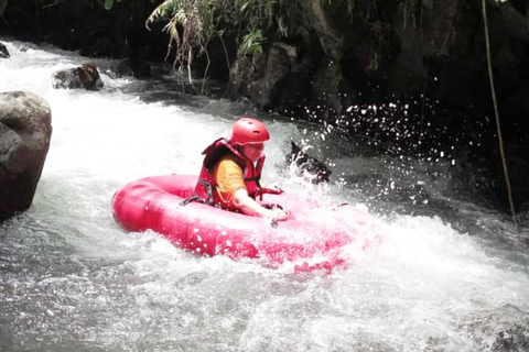 Bali Tubing Abenteuer: Erfrischende Fahrt durch üppigen Dschungel