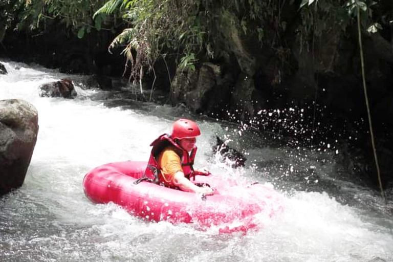 Avventura in tubing a Bali: Galleggiare in modo rinfrescante attraverso una giungla lussureggiante