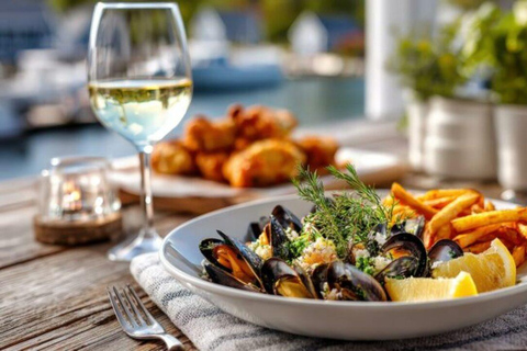 Sète: Boat ride and typical meal at the restaurant Sète: Boat ride and typical meal at a restaurant