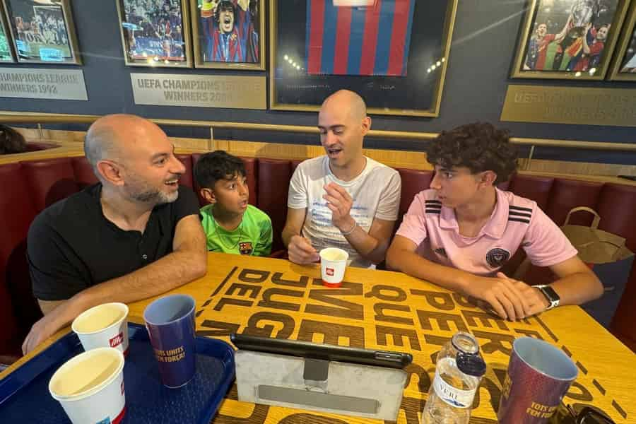 Entdecke die Geheimnisse von Leo Messi im Barça Café im Camp Nou. Foto: GetYourGuide