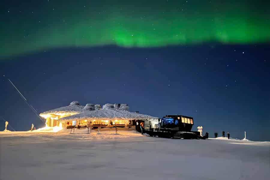 Ylläs: Nordlicht-Dinner mit Pistenraupe. Foto: GetYourGuide Ylläs: Nordlicht-Dinner mit Pistenraupe. Foto: GetYourGuide