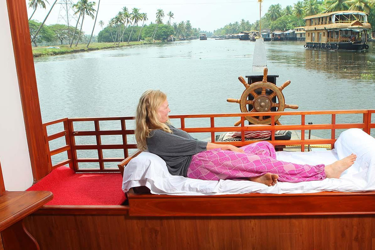 From Kochi: 6-Day Kerala Tour with Houseboat Stay