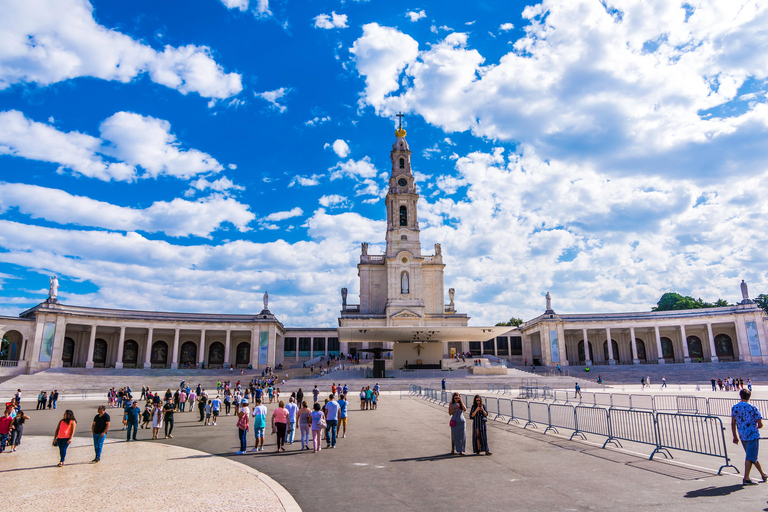 Lisbon: Small-Group Tour to Fátima, Batalha, Nazaré & Óbidos Fatima, Batalha, Nazare, and Obidos Day Trip in Spanish