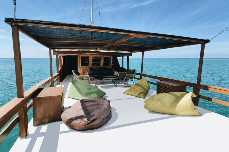 Deluxe Boat - Komodo Boat Trip 2D1N