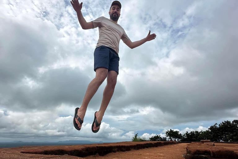 Colombo/Negambo: Sigiriya Rock & Dambulla CaveTemple DayTour