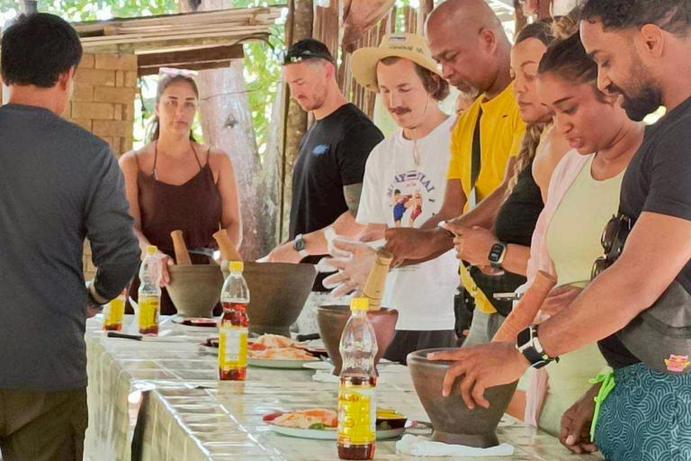 Phuket: Półdniowa wycieczka do sanktuarium słoni z lunchemPółdniowa wycieczka z lunchem (transport z hotelu w cenie)