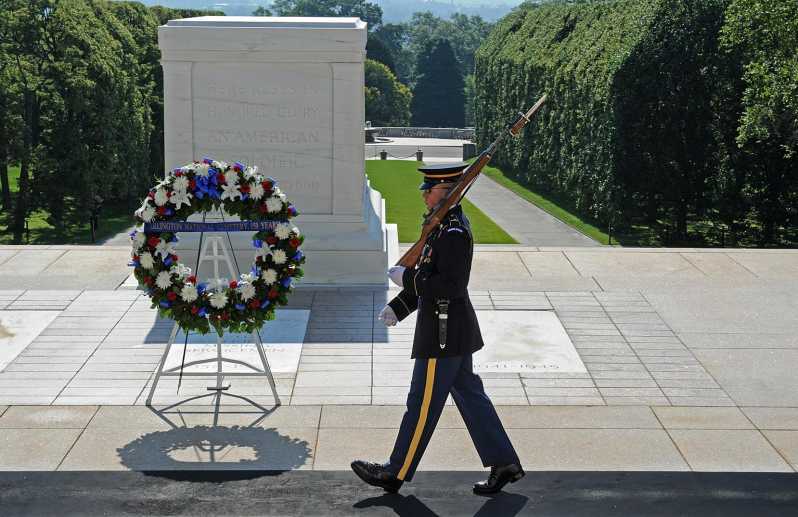 Ceremonia del Cementerio y Guardia de Arlington con el Monumento a Iowa Jima