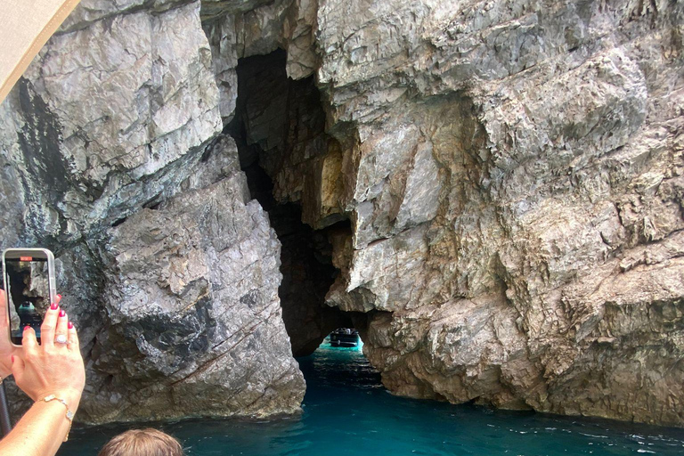 Capri: Secret Corners Boat Tour with Local Skipper