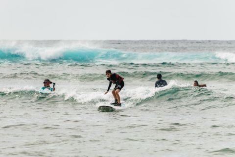 Oahu: Waikiki Beachin aalloilla surffaustunnilla.
