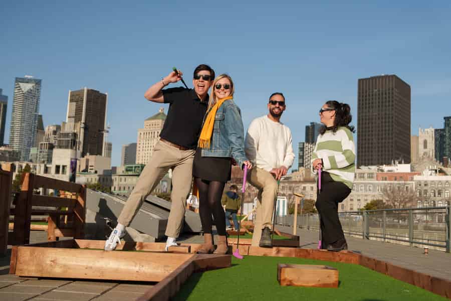 Minigolf Montréal: 18 Löcher unter freiem Himmel am Alten Hafen von Montréal. Foto: GetYourGuide Minigolf Montréal: 18 Löcher unter freiem Himmel am Alten Hafen von Montréal. Foto: GetYourGuide