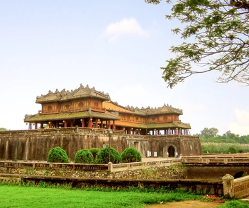 Hue: Private Tour by Car with Driver