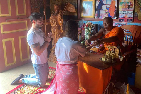 Benedizione buddista dell&#039;acqua e mercato locale a Siem Reap