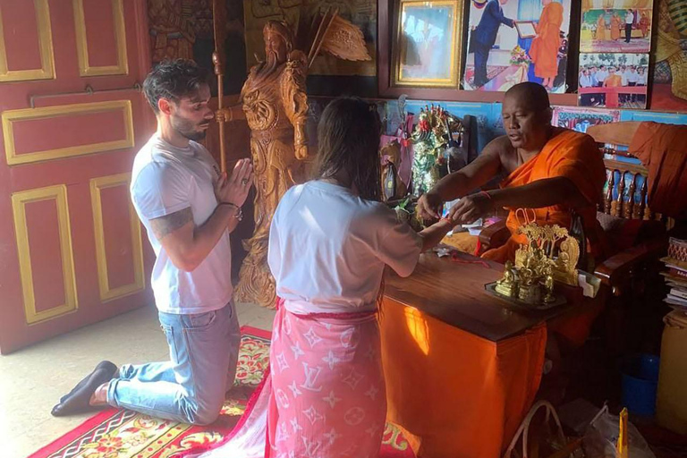 Benedizione buddista dell&#039;acqua e mercato locale a Siem Reap