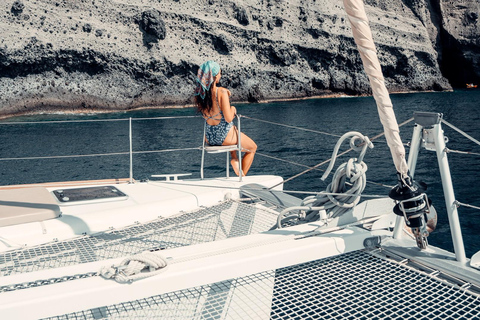 Santorini: Catamaran Caldera Cruise met Maaltijd en DrankjesRomantische cruise bij zonsondergang