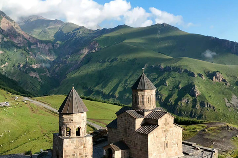 Stepantsminda: Gergeti Trinity Church 4x4 Jeep Tour
